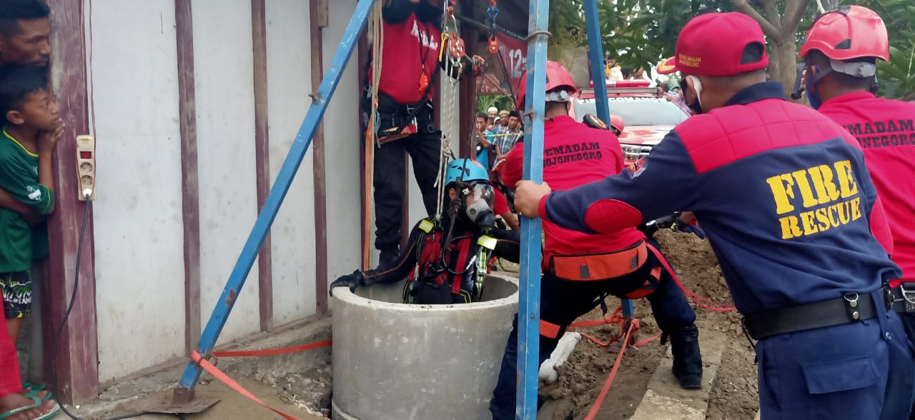 EVAKUASI KORBAN TERTIBUN DI GALIAN SUMUR