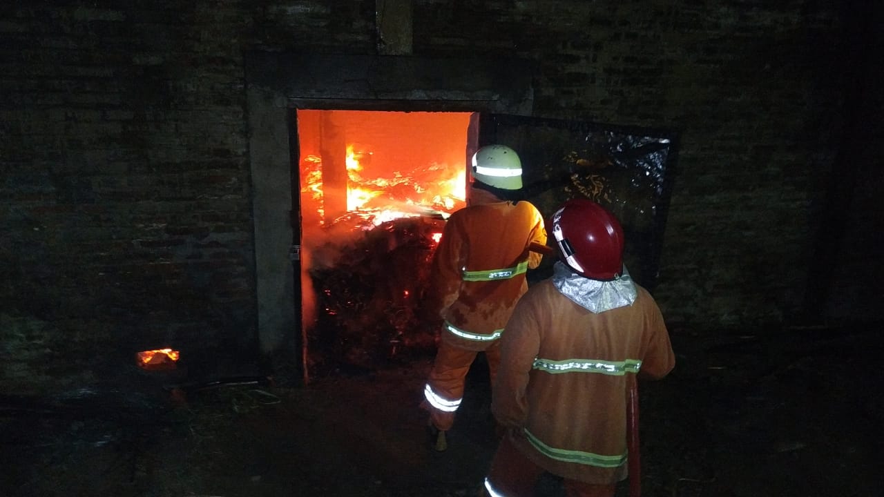 8 TON TEMBAKAU TERBAKAR KERUGIAN CAPAI RP. 36 JUTA