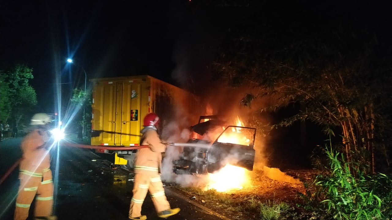 Pecahnya Ban Depan Mobil pick up Menghantam Mobil Box Hingga Terjadi Kebakaran