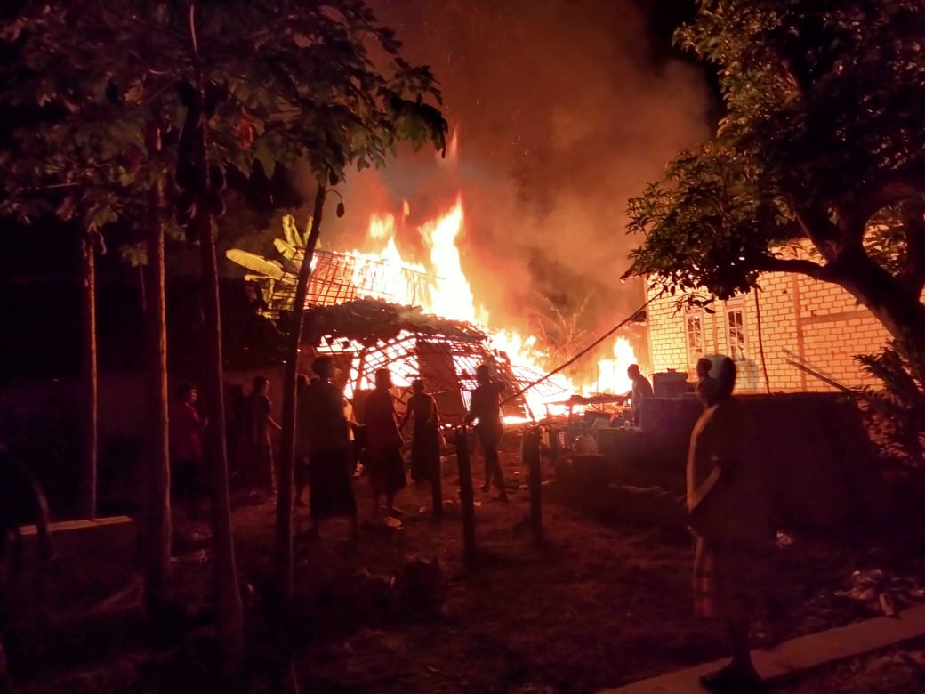 Akibat Pembakaran Sampah Ternak Dua Rumah Terbakar