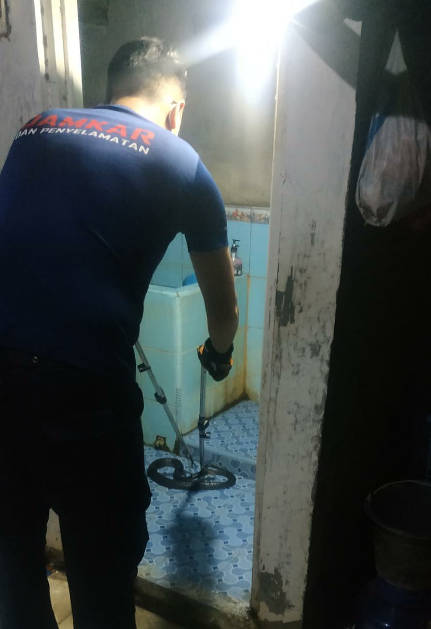 Penanganan Ular Masuk Rumah di Jl. Lettu Suwolo gg.sido rukun Rt.13 Rw.03 kel.ngrowo