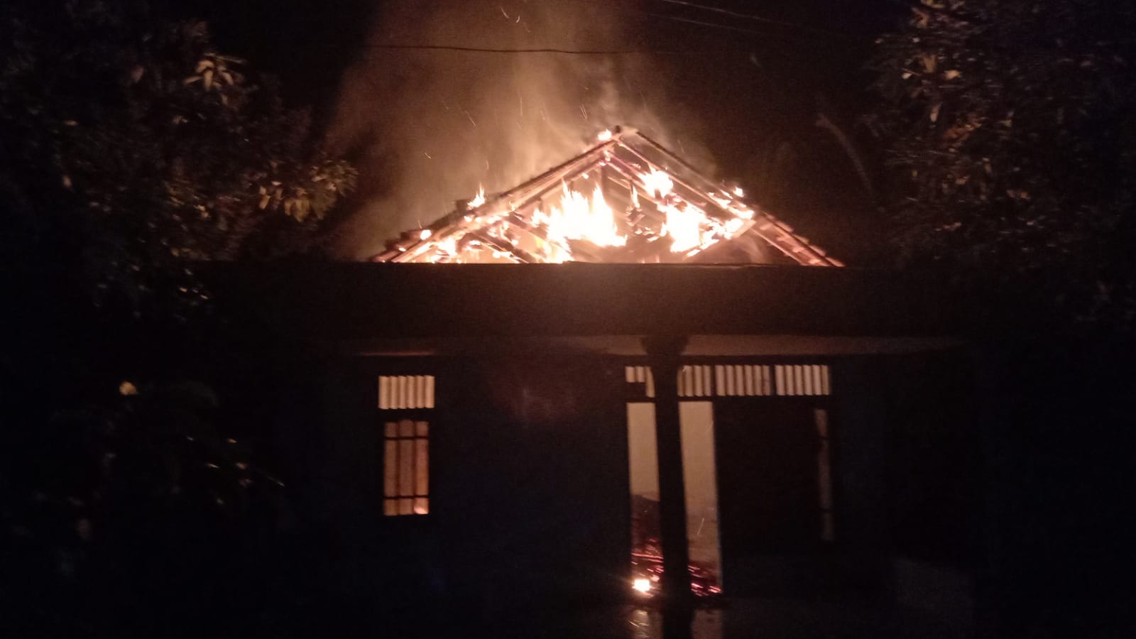 Kebakaran Rumah di Ds. Semanding RT.01 RT.01 Kec./Kab. Bojonegoro