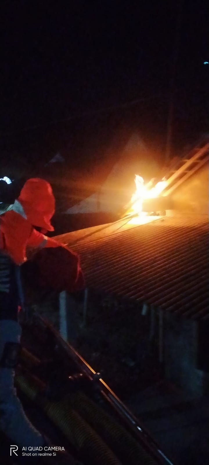 Evakuasi Sarang Tawon Dsn.Bulu Ds.Sugiwaras Rt.56 Rw.08 Kec.Kepohbaru Kab.Bojonegoro