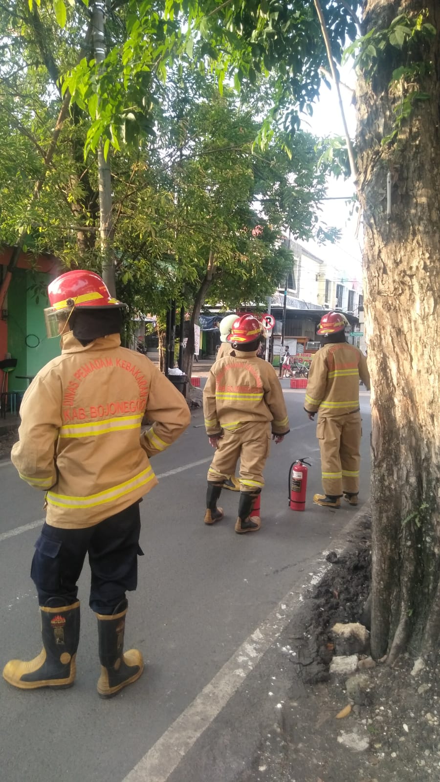 Kabel listrik terbakar akibat konsleting.