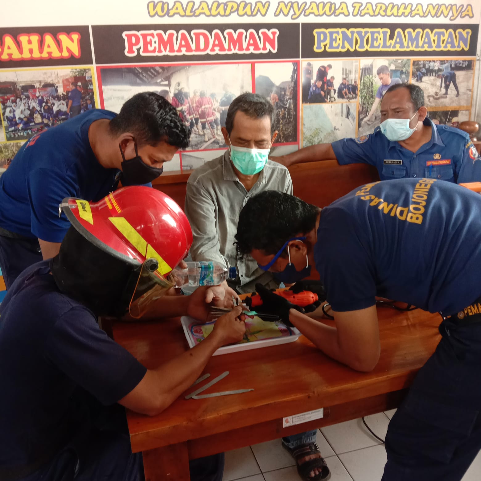 Tak hanya kebakaran, Petugas Damkar juga bisa lepaskan cincin yang tersangkut.