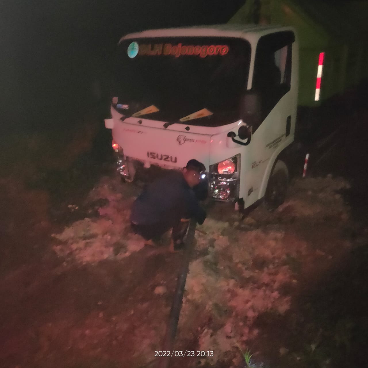 Damkar evakuasi truck terjebak lumpur.