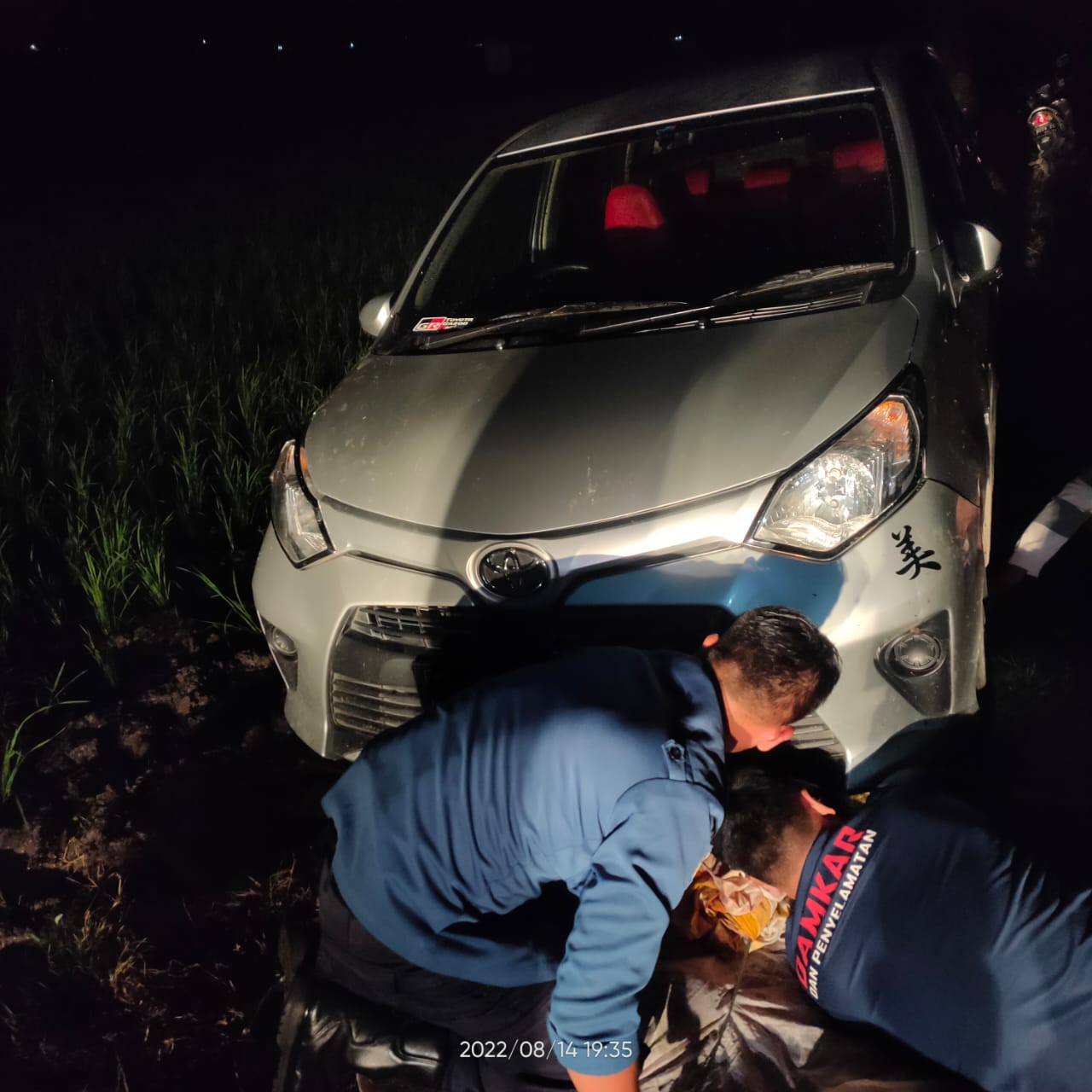 Petugas Damkar evakuasi mobil terperosok