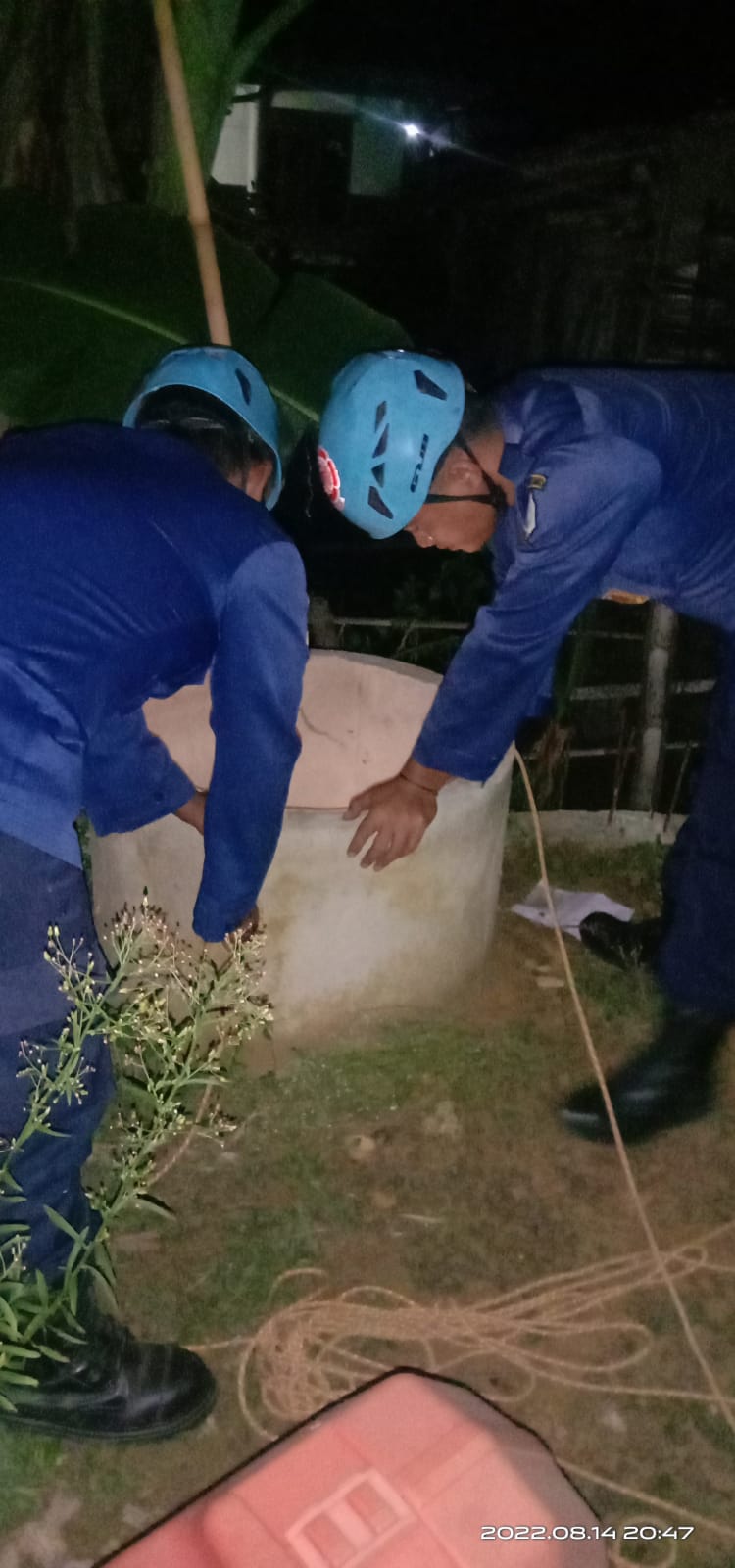 Damkar evakuasi kucing terjebak di sumur sedalam 5m