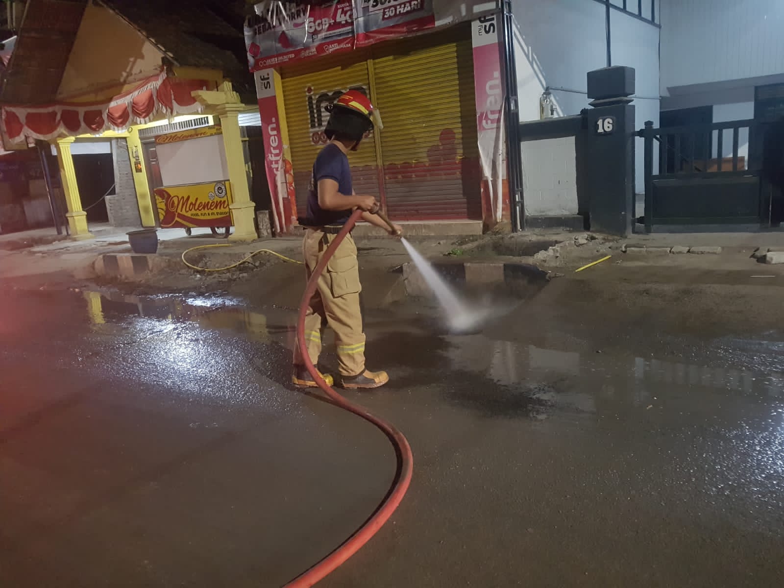 Sebabkan Pengguna Jalan Terjatuh, Dinas Damkarmat Kab. Bojonegoro lakukan penyemprotan lumpur.