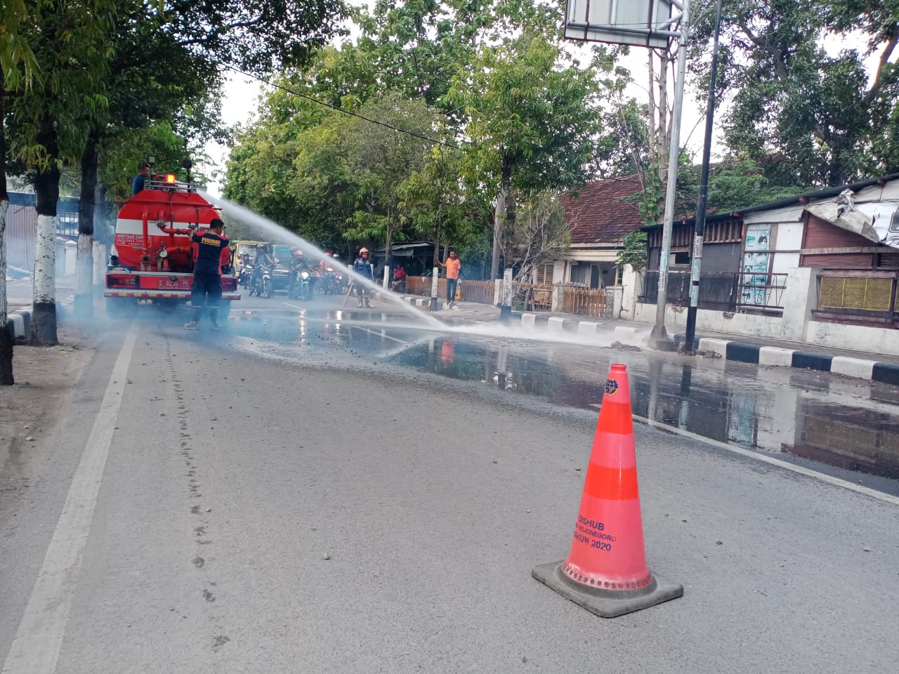 Membahayakan Pengguna Jalan, Damkar Bersihkan Tumpahan Semen.