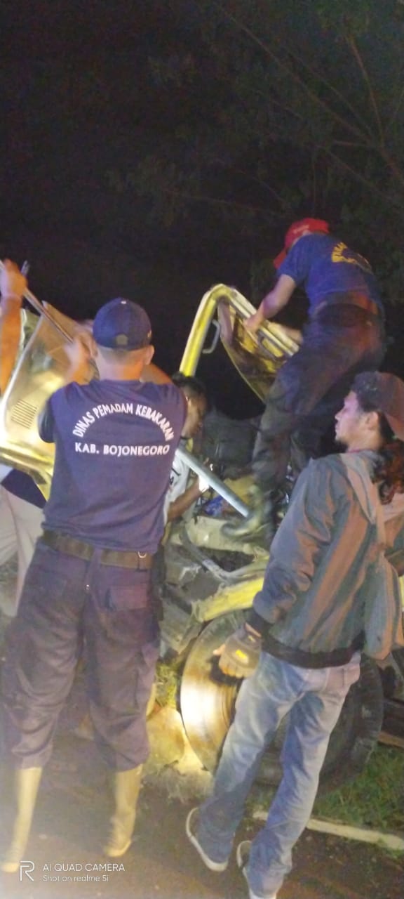 Petugas Damkar evakuasi supir truck terjepit akibat lakalantas.