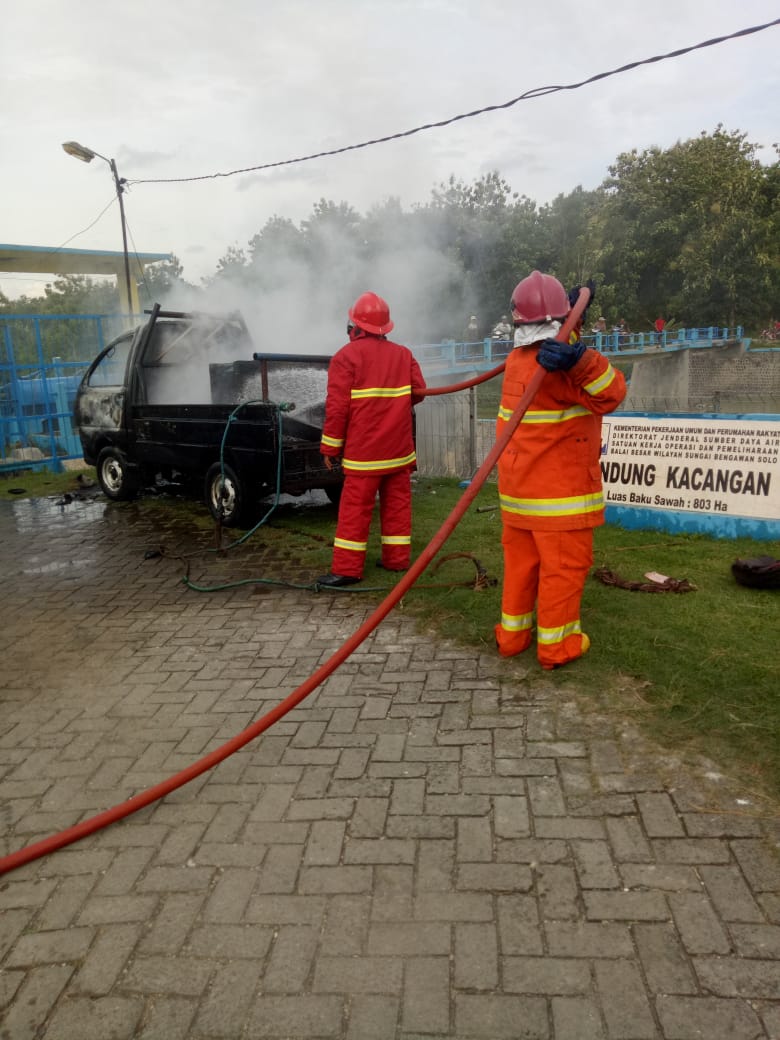 Akibat konsleting saat pengelasan, 1 unit Daihatsu espass terbakar