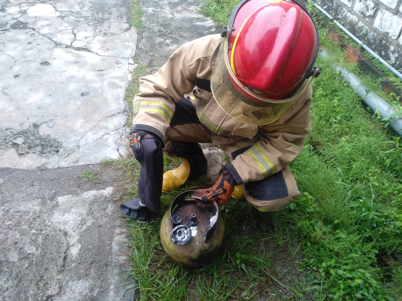 Kebakaran yang disebabkan LPG bocor kagetkan warga pacul