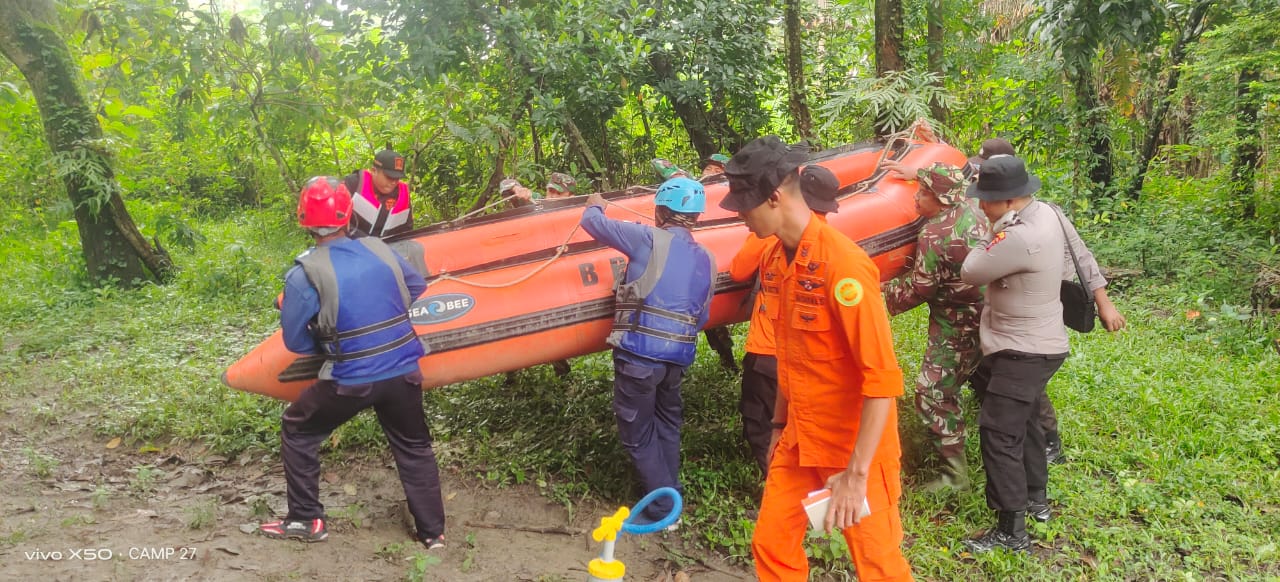Pencarian korban terseret arus Kali Pacal.