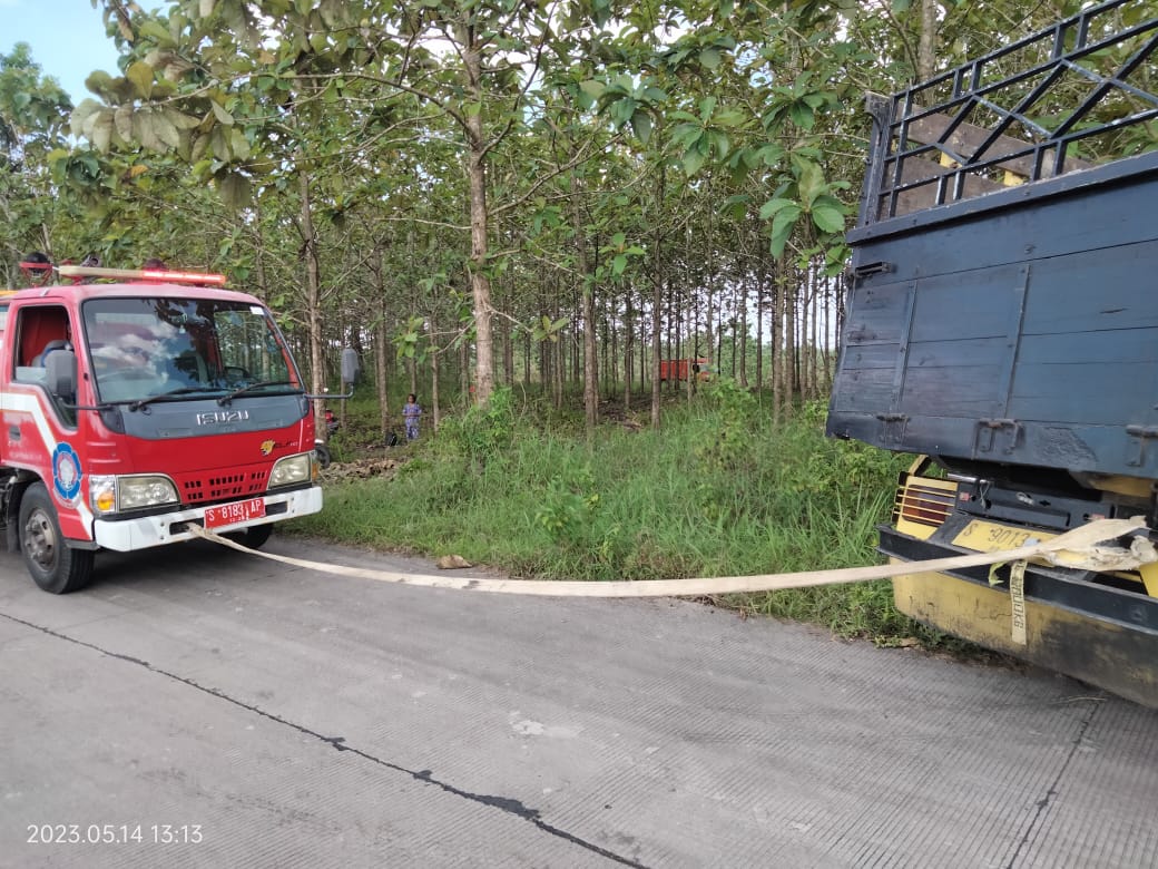 Evakuasi truck terperosok