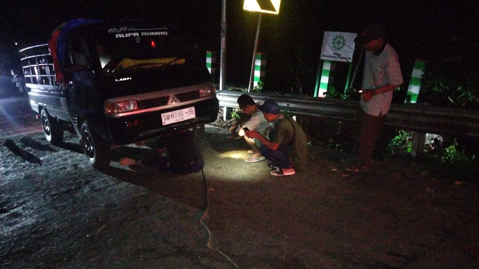 Pick up Mogok di Tanjakan Jalan Raya Atas Angin, Kecamatan Sekar.