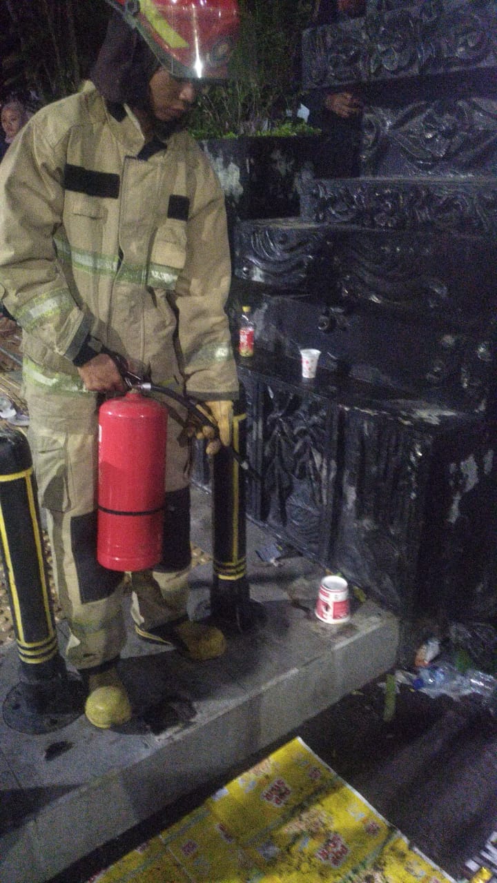 Konslet dan terbakar, Damkar berhasil padamkan api kabel PJU.
