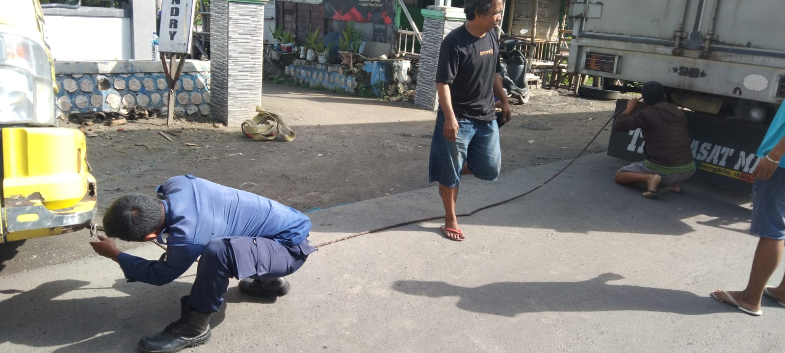 Petugas Damkar Evakuasi Truk Ambles Di Jalan MT. Haryono