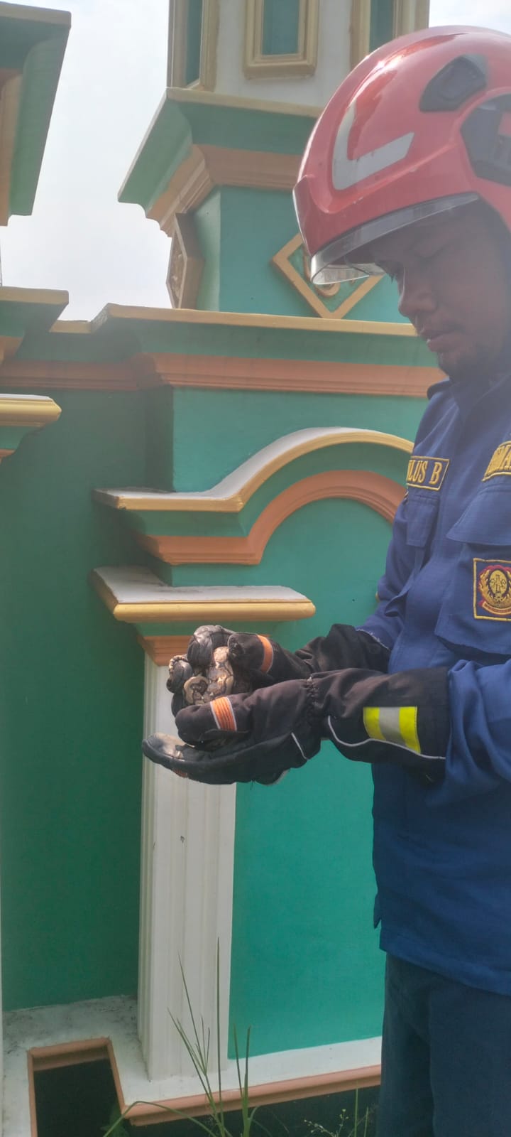 Damkar Temayang Evakuasi Ular Sanca dari Rumah Warga di Desa Papringan