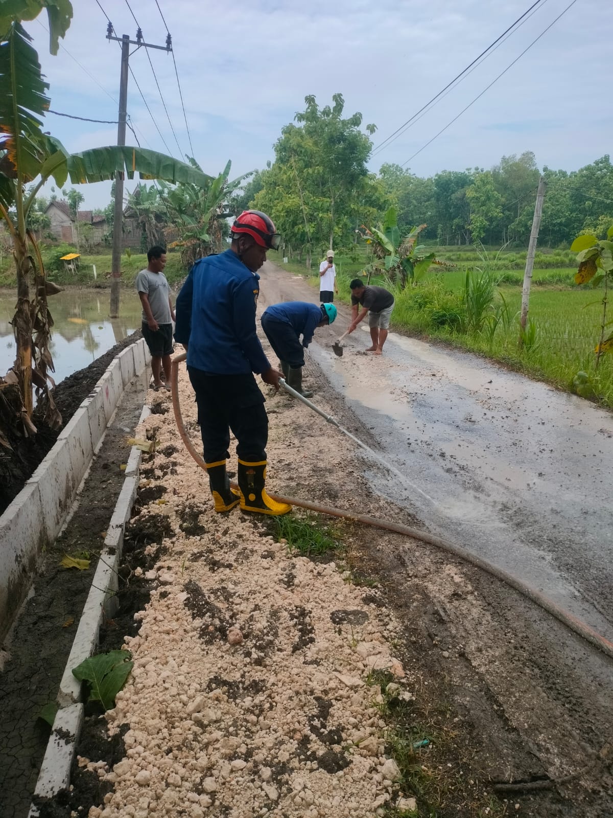 Petugas Damkar Bojonegoro Bersihkan Tanah yang Mengganggu Akses Jalan di Desa Bakalan