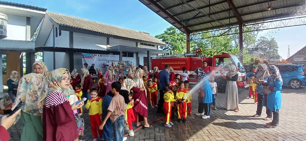 Damkar Baureno Berikan Edukasi Kebakaran kepada Siswa TK PKK Dharma Wanita Kauman