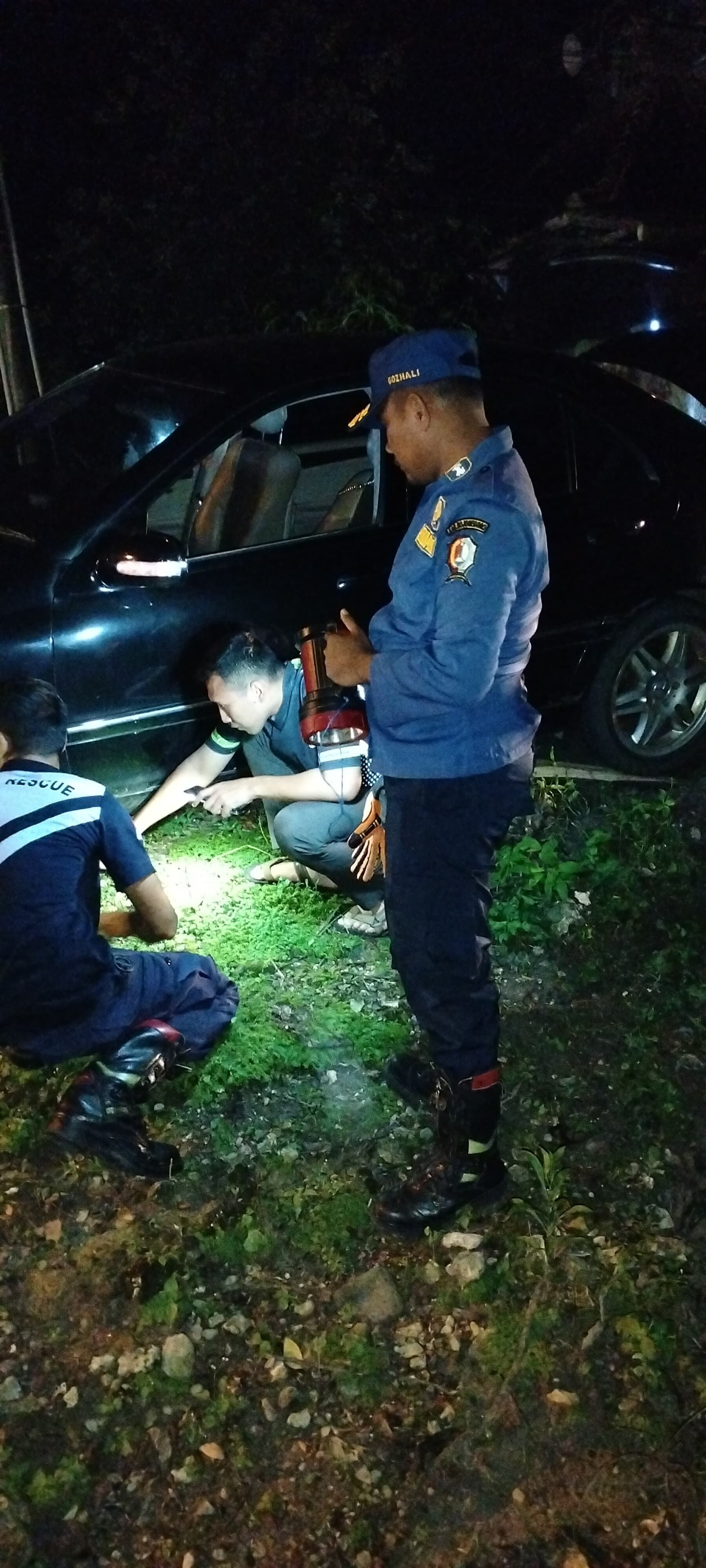 Damkar Bojonegoro Bantu Evakuasi Mobil Terperosok di Desa Sendangharjo