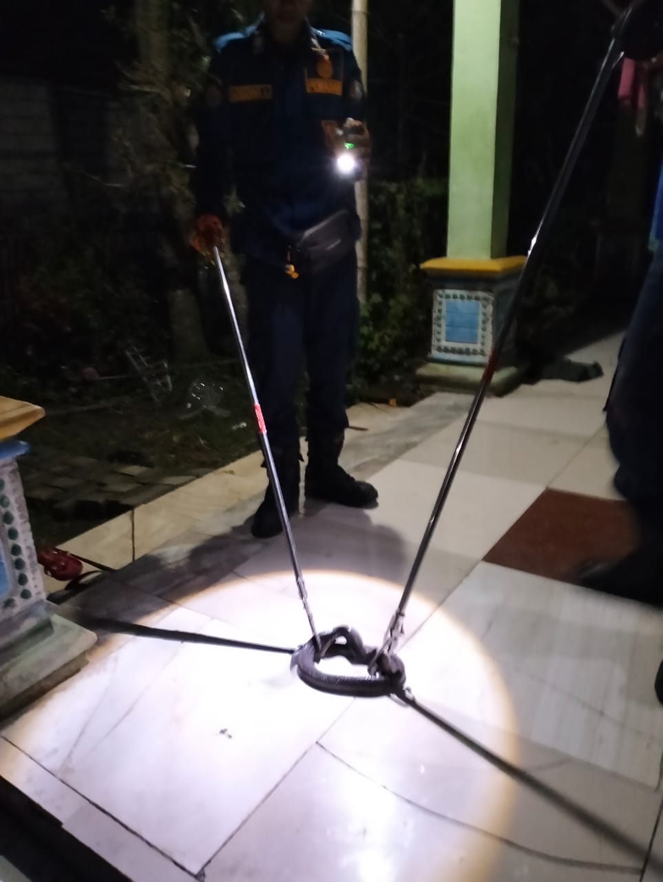 Damkar Sumberrejo Evakuasi Ular Kobra Sepanjang 1,5 Meter dari Rumah Warga Jatigede