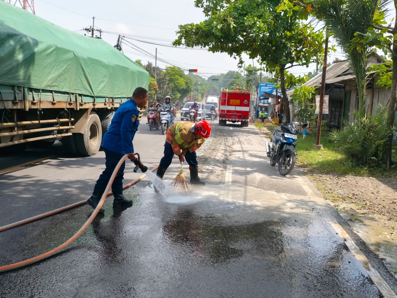 Damkar Bojonegoro Tangani Tumpahan Cor di Jalan Raya Tinggang, Arus Lalu Lintas Kembali Normal