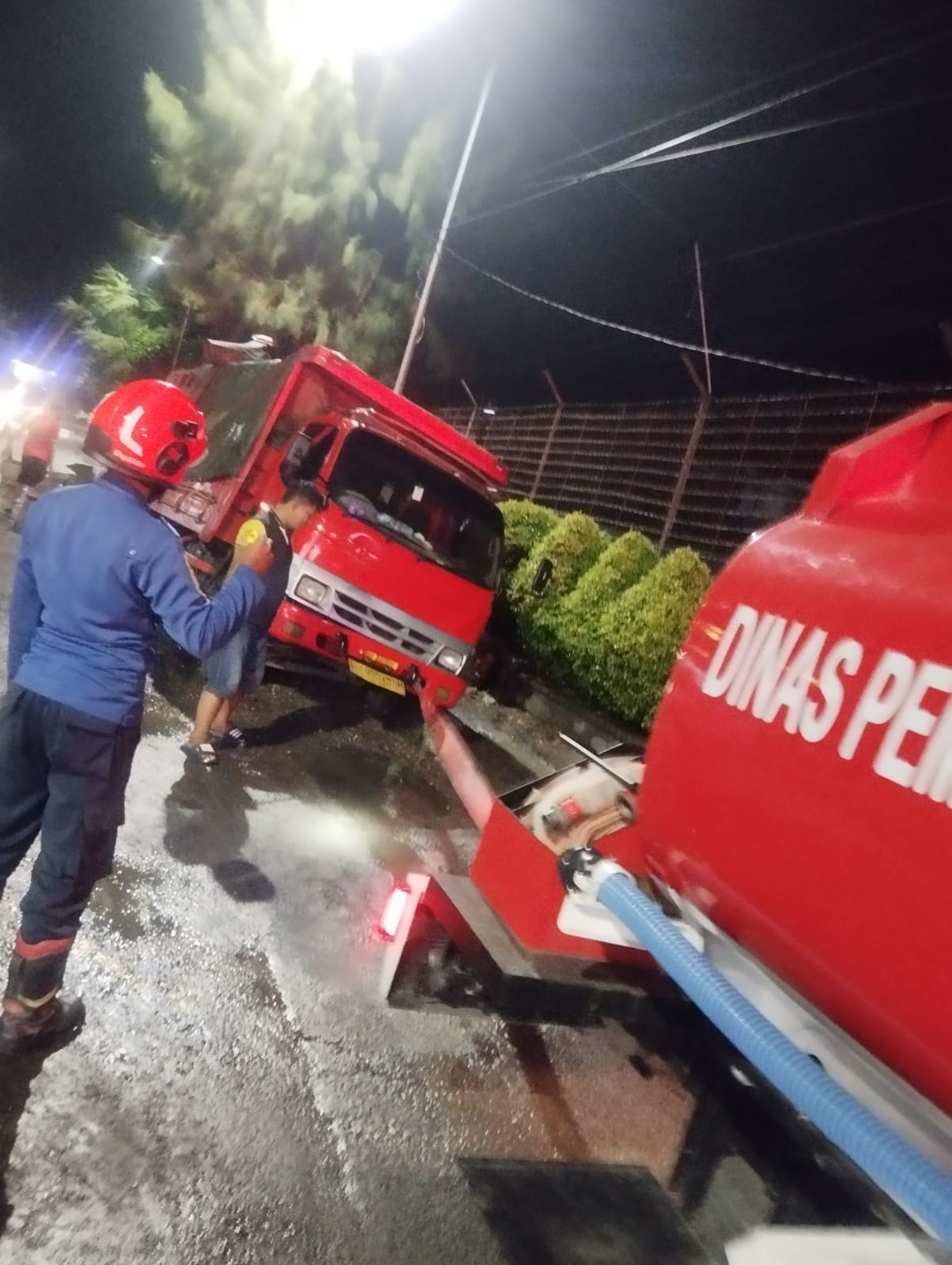 Damkar Bojonegoro Evakuasi Truk Terperosok di Jalan MT Haryono