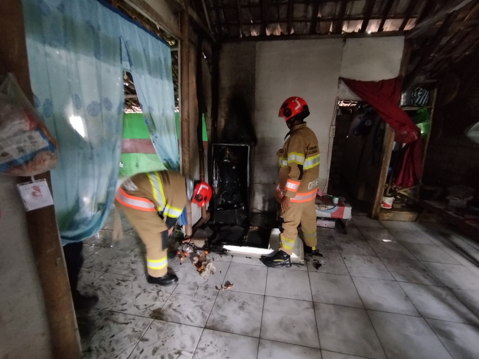 Kulkas Terbakar di Rumah Warga Rendeng, Damkar Bergerak Cepat Padamkan Api