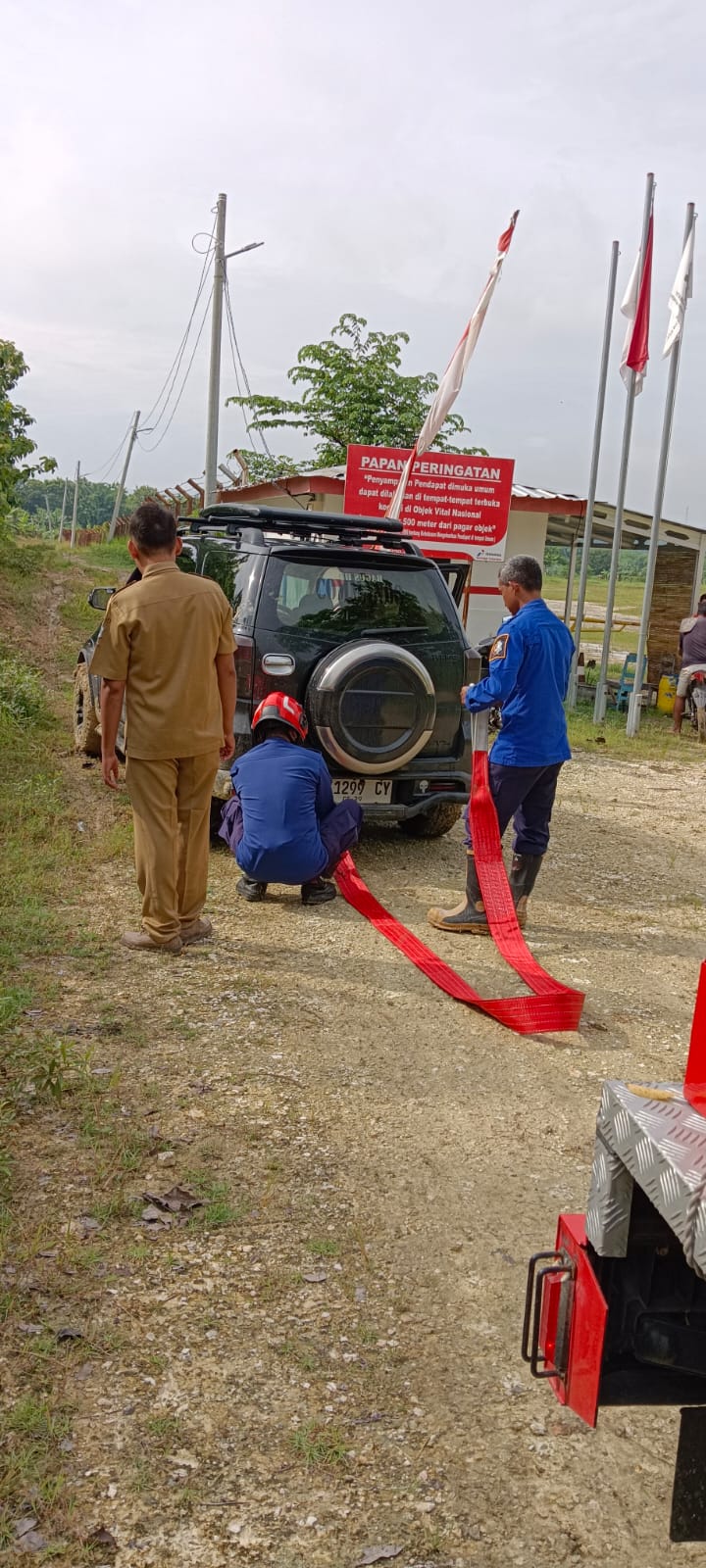 Mobil Terperosok di Lokasi Pengeboran Minyak, Damkar Ngambon Lakukan Evakuasi