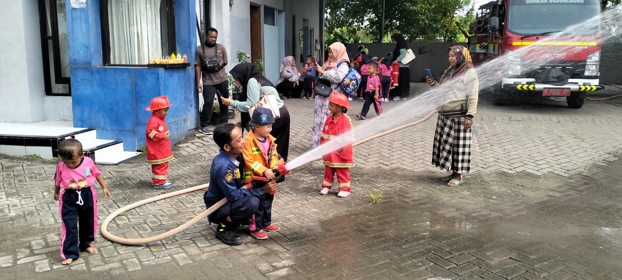 Damkar Pos Padangan Berikan Edukasi Kebakaran kepada Siswa KB Sartika Bonorejo