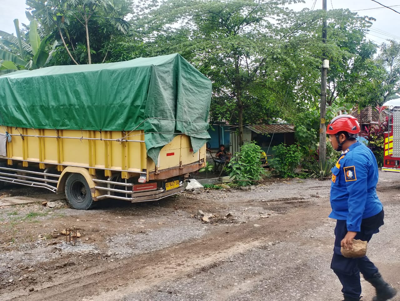 Damkar Pos Padangan Evakuasi Truk Terperosok di Desa Ngaglik