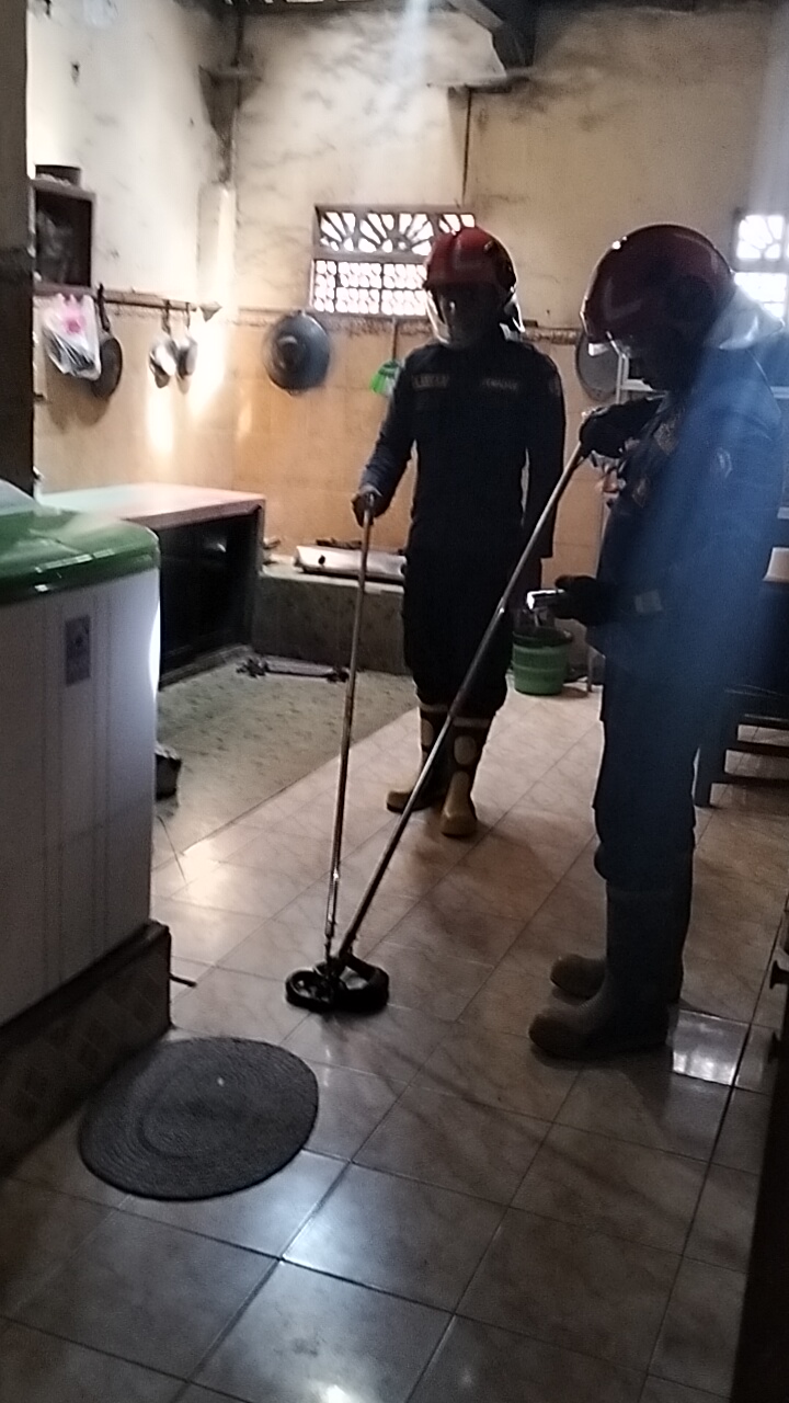 Ular Kobra Masuk Rumah Warga di Kanor, Damkar Bojonegoro Lakukan Evakuasi Cepat