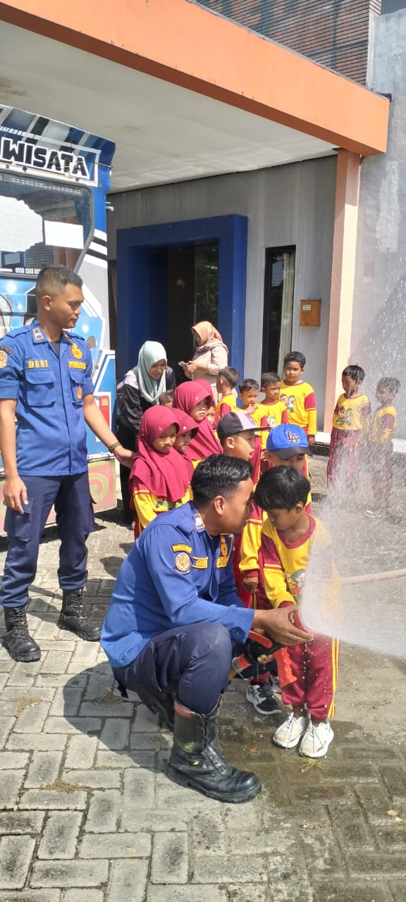 Damkar Bojonegoro Beri Edukasi Kebencanaan kepada Siswa Yayasan Ittikhadiyah di Malo