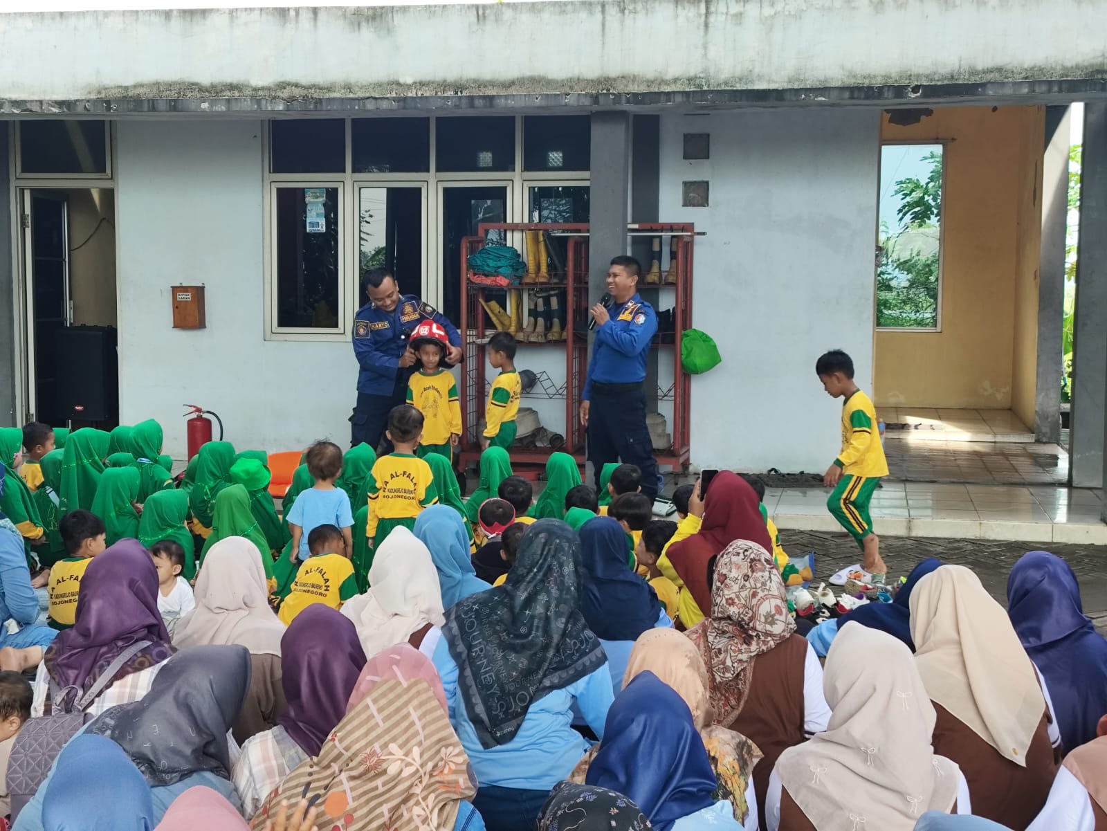 Damkar Bojonegoro Berikan Edukasi Kebakaran kepada Siswa RA Al-Falah di Baureno