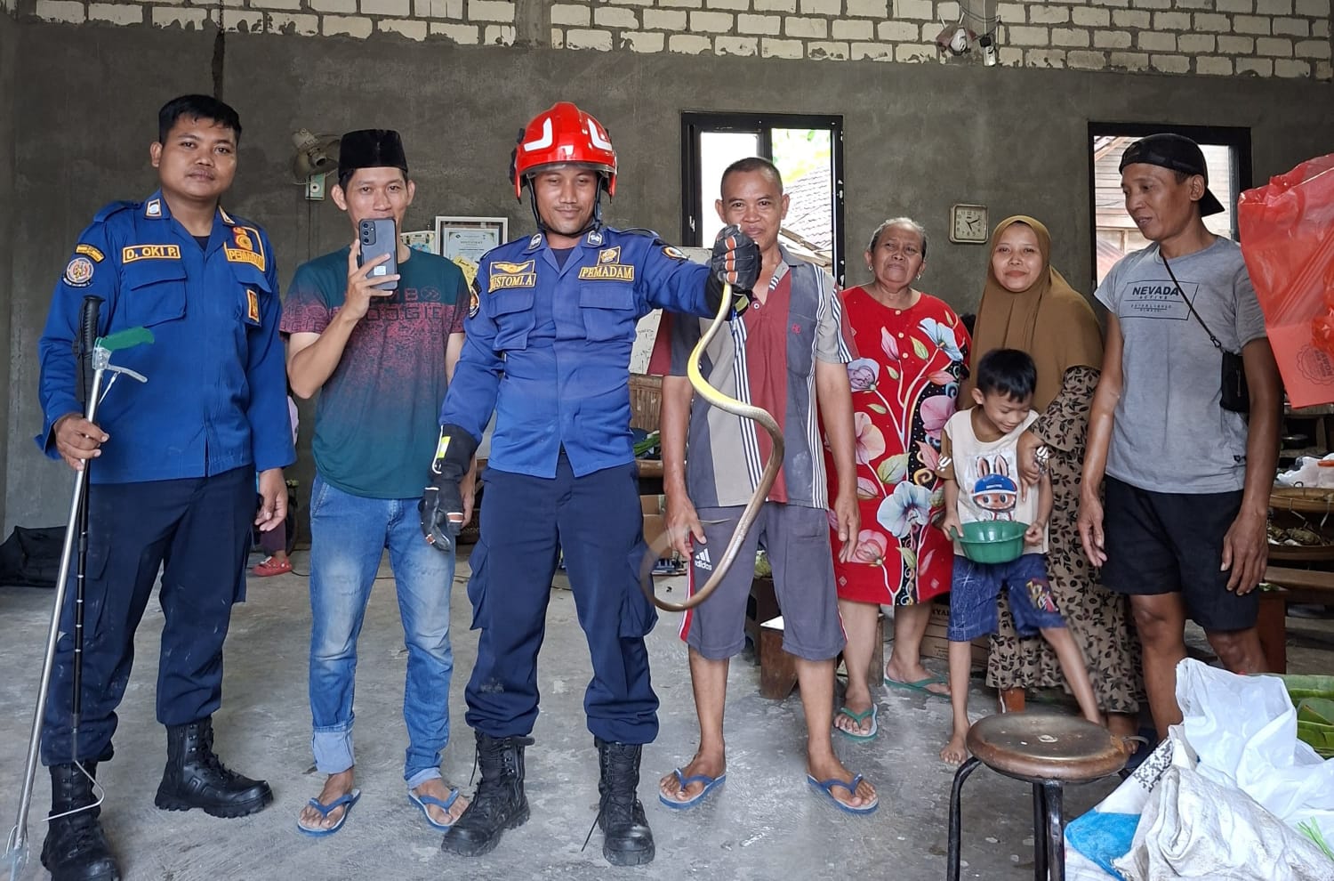 Damkar Bojonegoro Evakuasi Ular dari Rumah Warga di Pacul