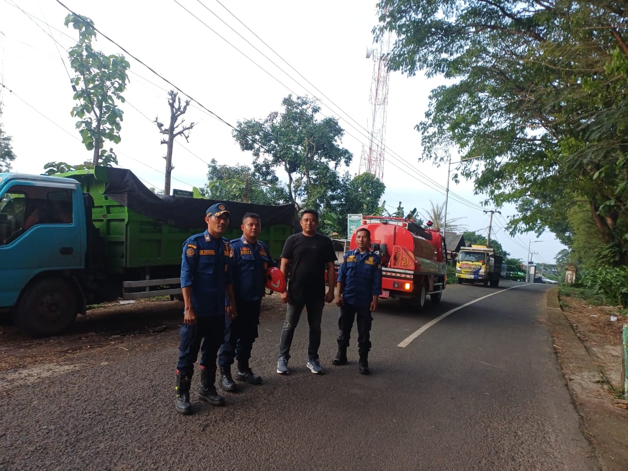 Damkar Bojonegoro Evakuasi Truk Gagal Menanjak di Jalur Atas Angin Sekar