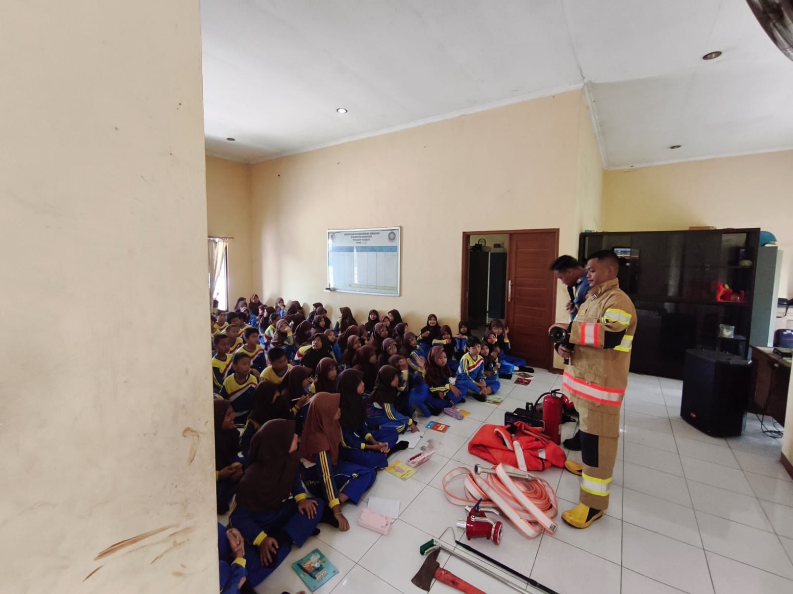 Damkar Bojonegoro Edukasi Keselamatan Kebakaran kepada Ratusan Siswa SD Padangan II