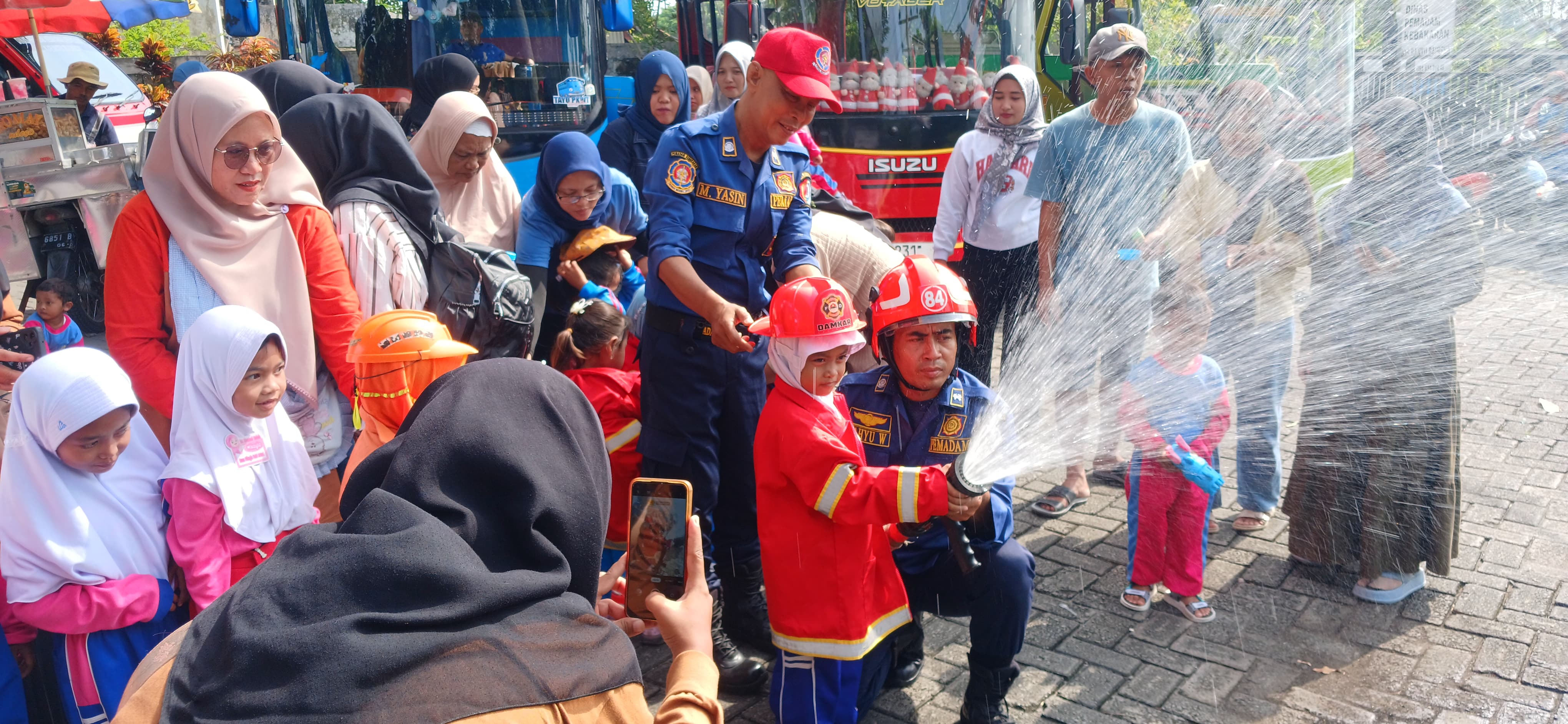 Damkar Bojonegoro Berikan Edukasi Keselamatan Kebakaran kepada Siswa PAUD di Baureno