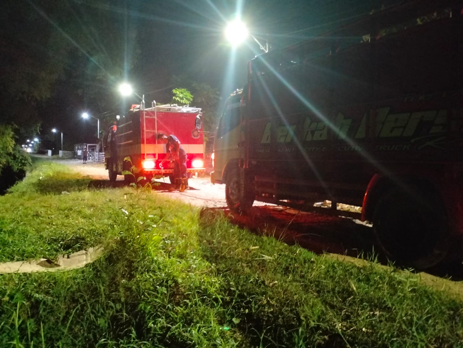 Damkarmat Bojonegoro Evakuasi Truk Terperosok di Desa Balongrejo