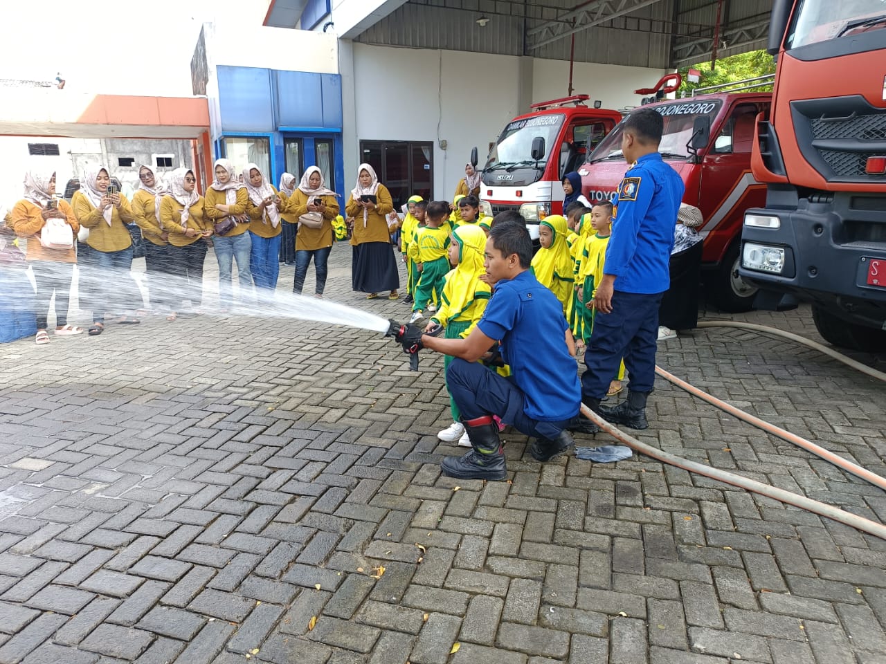 Damkarmat Bojonegoro Berikan Edukasi Pencegahan Kebakaran Sejak Usia Dini