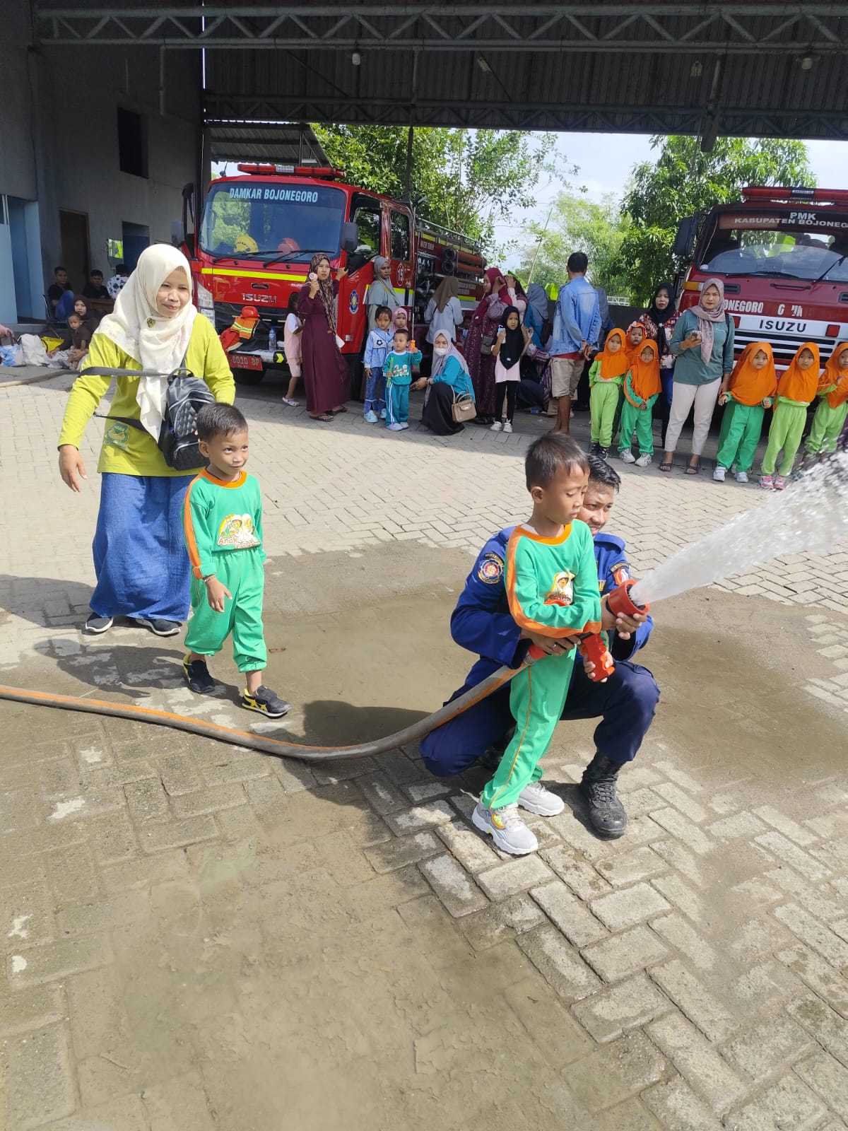 Damkarmat Bojonegoro Berikan Edukasi Pencegahan Kebakaran di RA Ar Rohmah Gayam