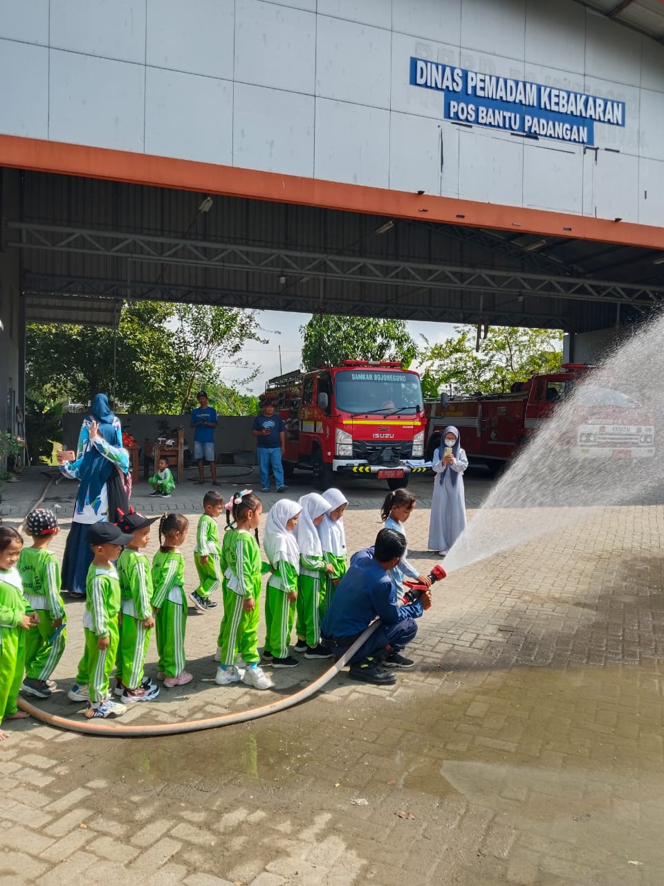 Damkarmat Bojonegoro Laksanakan Edukasi Pencegahan Kebakaran di TK Tunas Bangsa Wadang