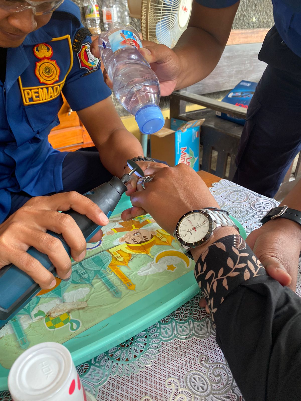 Damkarmat Bojonegoro Lakukan Evakuasi Cincin Lamaran di Kecamatan Kalitidu