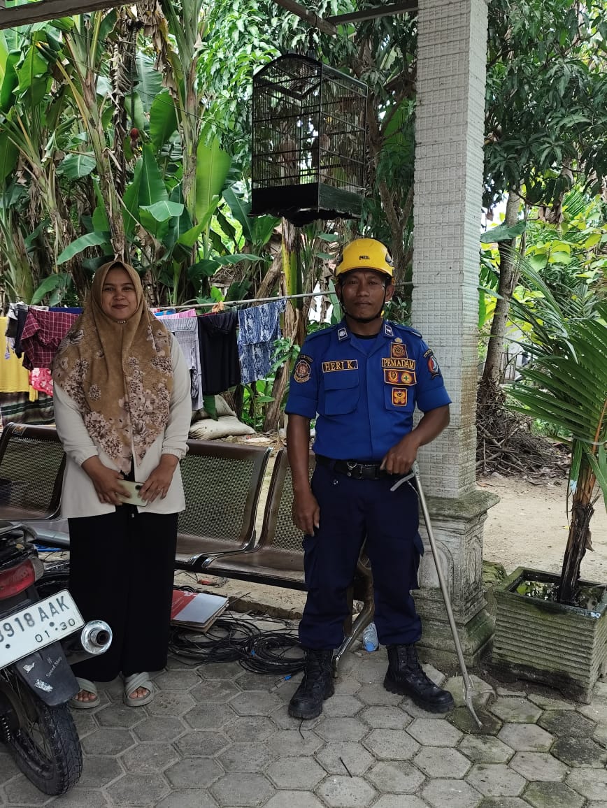 Damkarmat Bojonegoro Lakukan Evakuasi Ular di Permukiman Warga Desa Kalianyar