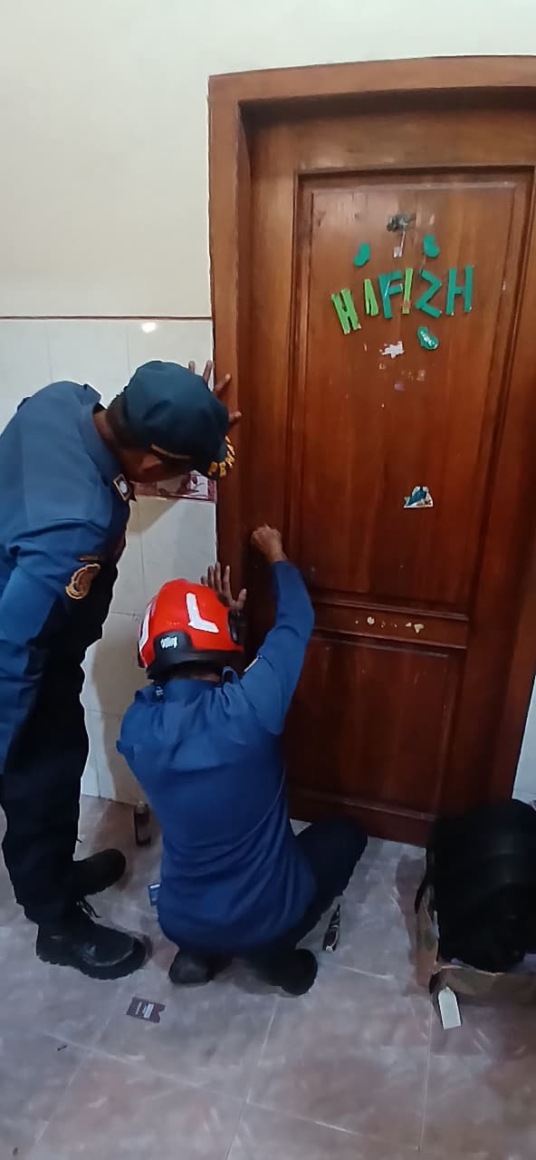 Damkarmat Bojonegoro Tangani Evakuasi Pintu Kamar Terkunci di Kecamatan Baureno