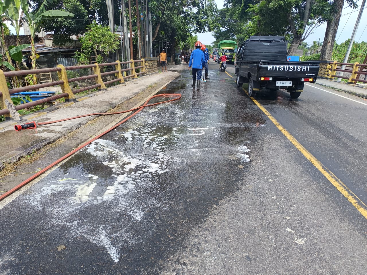 Damkarmat Bojonegoro Tangani Tumpahan Solar di Jalur Babat–Bojonegoro