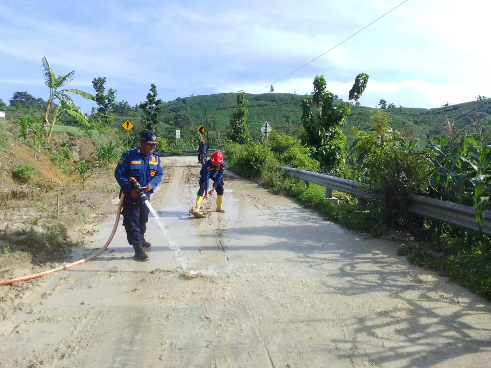 Damkarmat Bojonegoro Lakukan Penyemprotan Jalan Berlumpur di Kecamatan Sekar