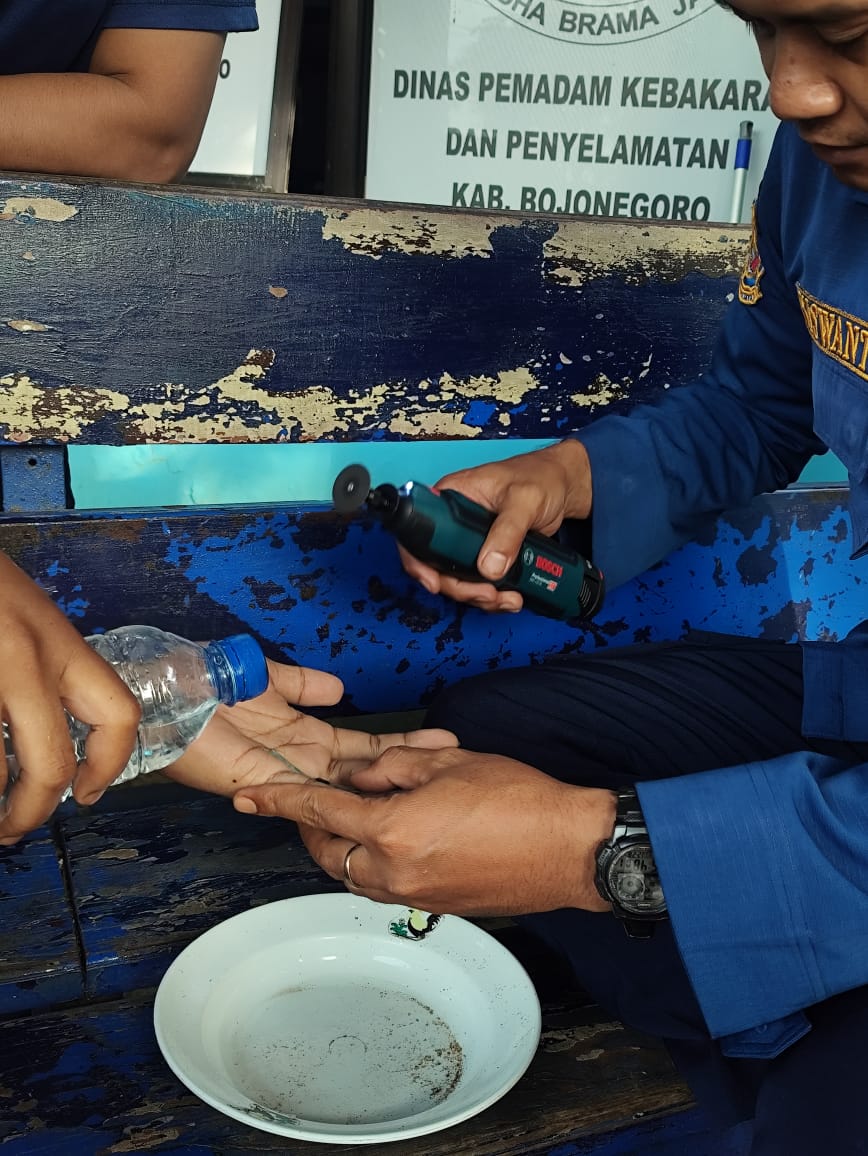 Damkarmat Bojonegoro Berhasil Evakuasi Cincin yang Menjepit Jari Warga
